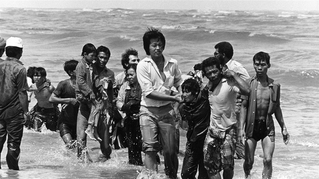 Des réfugiés vietnamiens après le naufrage de leur bateau, à la fin des années 70