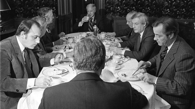Le « groupe des huit » déjeune, le 3 novembre 1981.