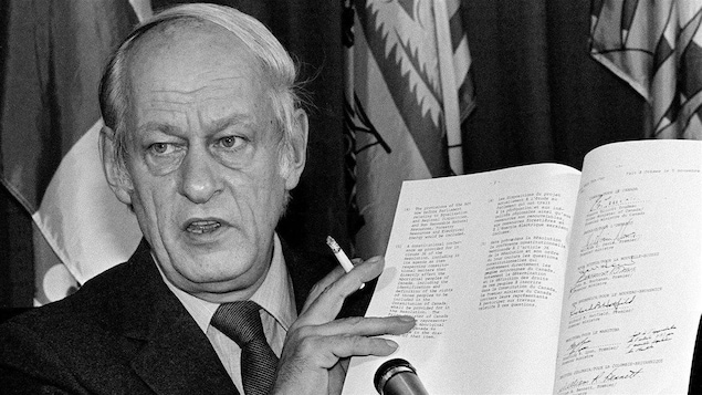 René Lévesque, la Constitution dans les mains, le 11 novembre 1981