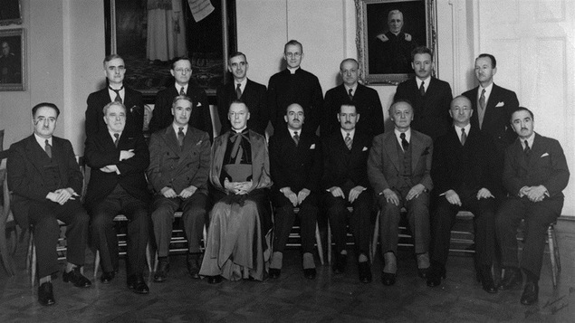 Dans cette photo non datée, Marius Barbeau (7e personne dans la 1re rangée) pose avec des historiens.