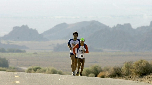 Deux coureurs sur le circuit de l'ultramarathon Badwater, dans la Vallée de la mort, en Californie