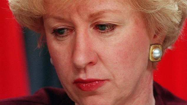 Kim Campbell démissionne de son poste de chef du Parti progressiste-conservateur.