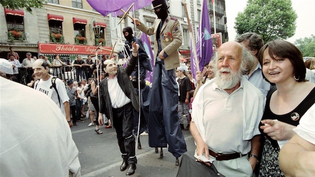 Hubert Reeves participe à une manifestation antinucléaire à Paris en 1995.