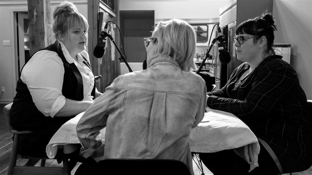 La comédienne Debbie Lynch-White (à gauche) et la photographe Julie Artacho (à droite)