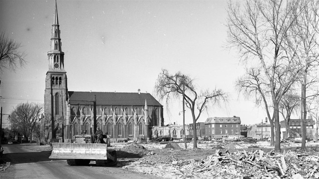 Destruction d'une partie du Faubourg à m'lasse en 1963 pour faire place à Radio-Canada