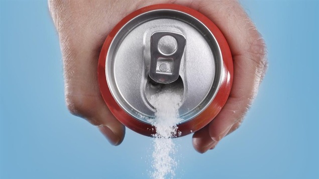 Les boissons gazeuses contiennent jusqu'à 10 cuillerées à thé de sucre.