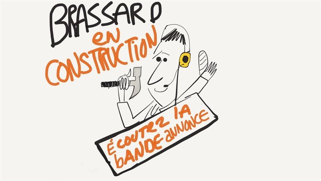 Pierre Brassard prépare son émission avec son marteau.