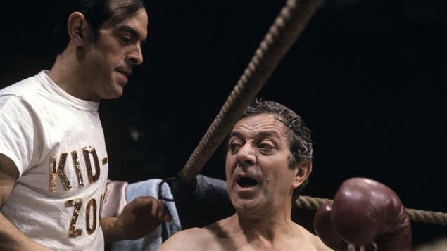 Olivier Guimond (d) et Roger Michael (g) jouent un boxeur et un entraîneur dans un sketch enregistré en 1971.