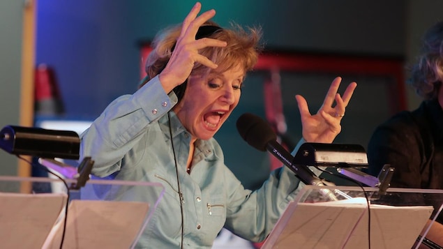 La comédienne Michèle Deslauriers durant une imitation