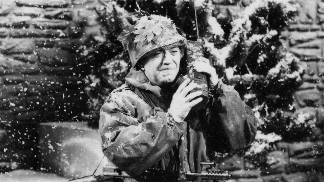 Un des rôles marquants d'Olivier Guimond : son soldat devant une maison de Westmount durant le <i>Bye bye 1970</i>