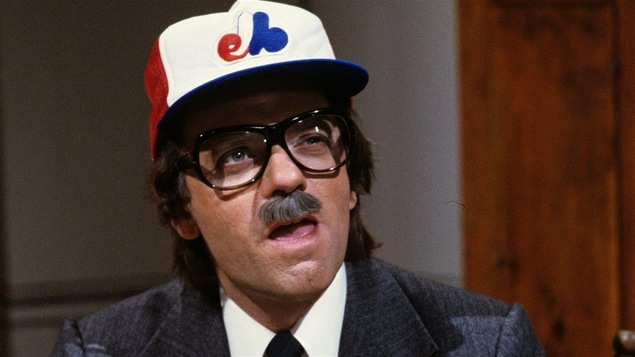 L'humoriste québécois Jean-Guy Moreau imitant le maire Jean Drapeau en 1984