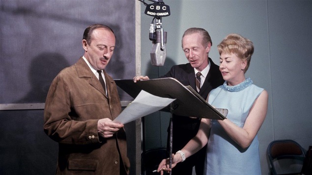 Jean-Maurice Bailly, Gérard Paradis et Estelle Caron autour d'un micro en 1967