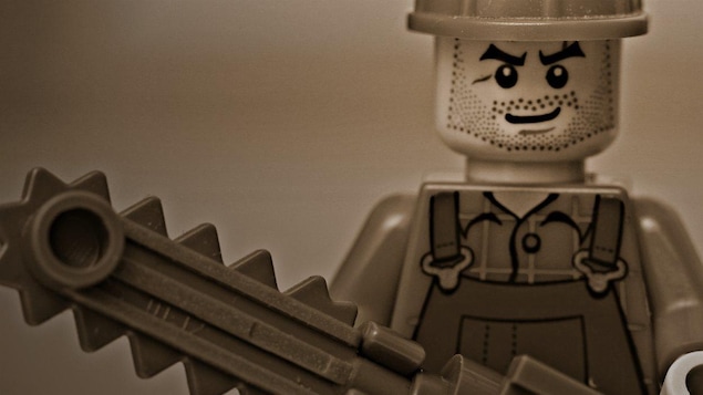 Une minifigurine Lego avec une scie mécanique