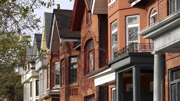 Une rangée de maisons à Toronto