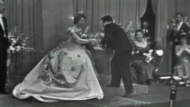 Marcel Dubé recevant un prix Splendeurs en 1958