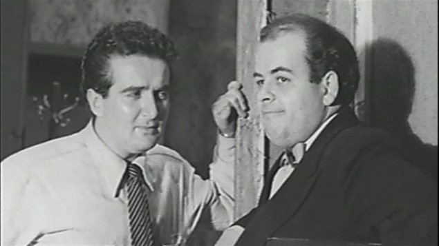 Marcel Dubé, à gauche, assistant à une répétition de sa pièce <i>Chambre à louer</i> en 1956.