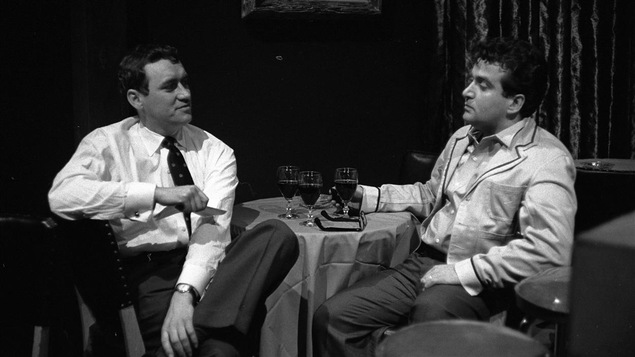 Le réalisateur Louis-Georges Carrier et l'auteur et comédien Marcel Dubé en 1957