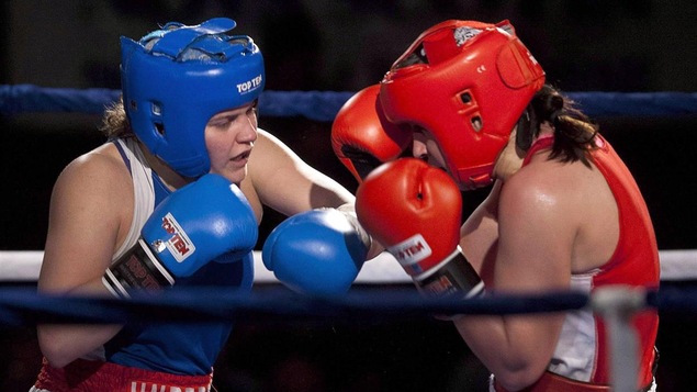 La boxeuse Ariane Fortin, à gauche, en plein combat
