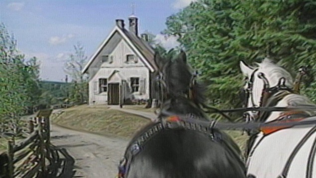 Un attelage tire une calèche lors de l'inauguration du Village d'Émilie, en 1991