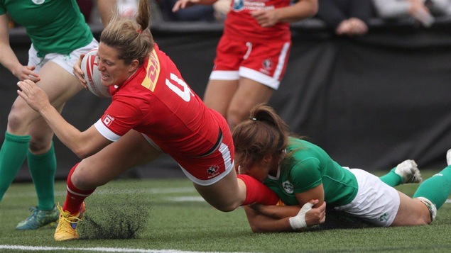 Kelly Russel d'Équipe Canada marque un essai contre l'Irlande pendant les séries mondiales de Rugby à sept féminin d'avril 2016.