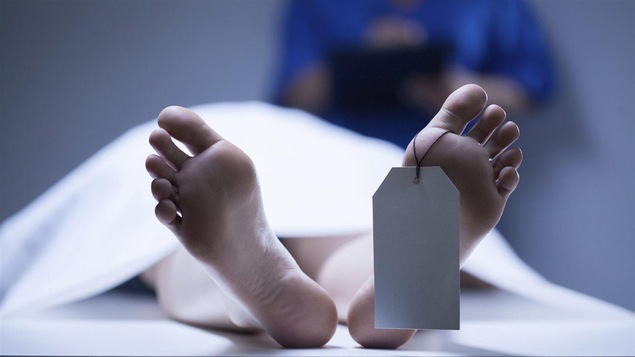 Un cadavre à la morgue