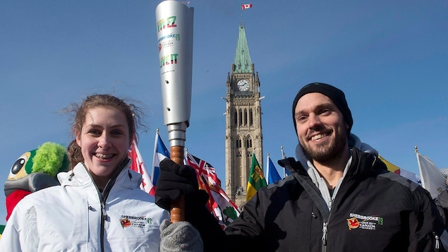 Le nageur en eau libre Xavier Desharnais (à dr.) avec la joueuse de basketball Raphaëlle Roy-Ash, en 2013 à Ottawa.