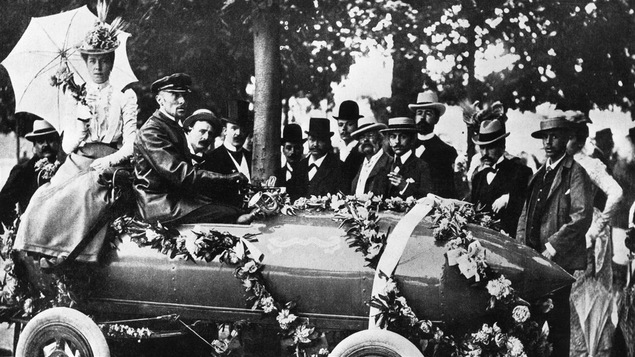 La Jamais contente, conduite par Camille Jenatzy, est la première voiture à avoir franchi les 100 km/h.