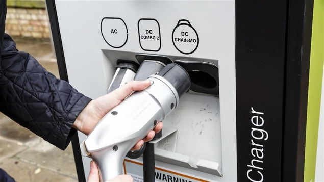 Un chargeur à voiture électrique
