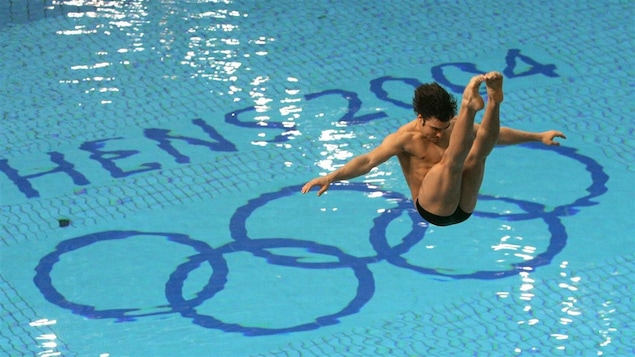 Alexandre Despatie remporte l'argent aux Jeux olympiques d'Athènes.