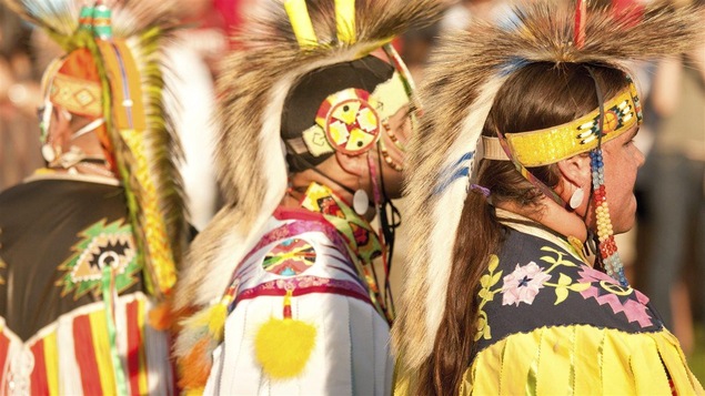 Des danseurs participent au pow-wow organisé à Halifax en 2011.