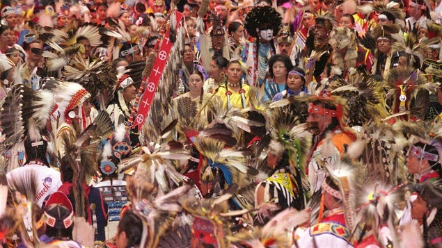 Des Autochtones de différentes Nations du Canada et des États-Unis sont réunis lors de ce pow-wow organisé en 2001.