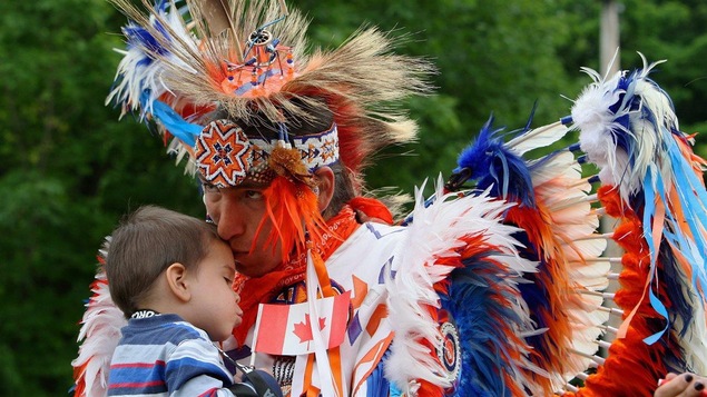 Un homme et un petit garçon lors d'un pow-wow, le 1er juillet 2013