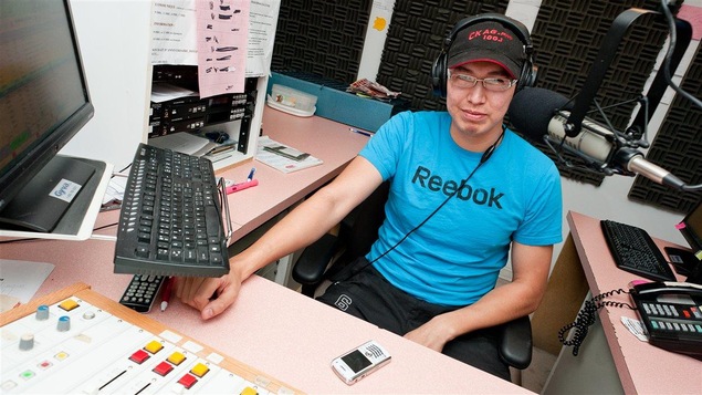 Jeremy Kistabish, animateur de radio à CKAG-FM, la radio communautaire de Pikogan