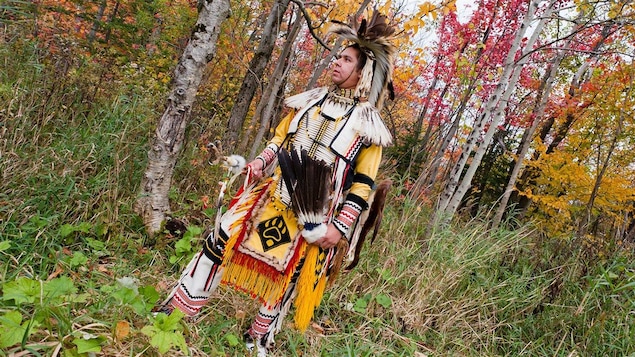Hervé Junior Tcitcip Chachai, de la communauté d'Obedjiwan, vêtu de son régalia, un habit traditionnel qu'il porte lors des pow-wow.