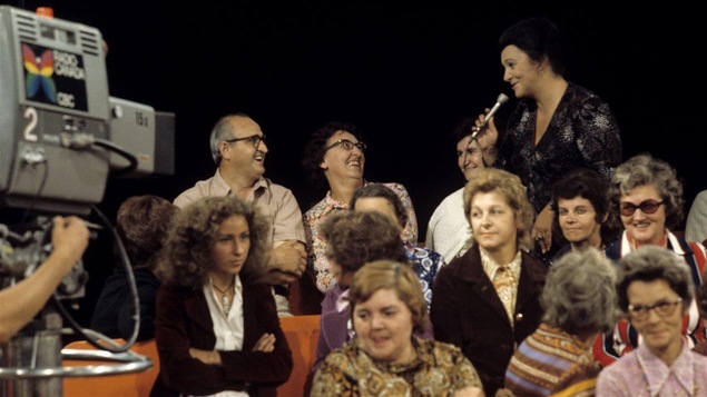Lise Payette anime <i>Appelez-moi Lise</i> devant public en 1972.