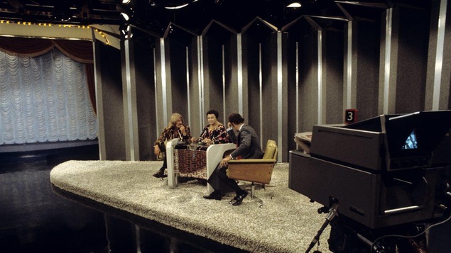 Le directeur musical François Cousineau, l'animatrice Lise Payette et le coanimateur Jacques Fauteux lors d'un tournage d'<i>Appelez-moi Lise</i>, le 23 juillet 1974