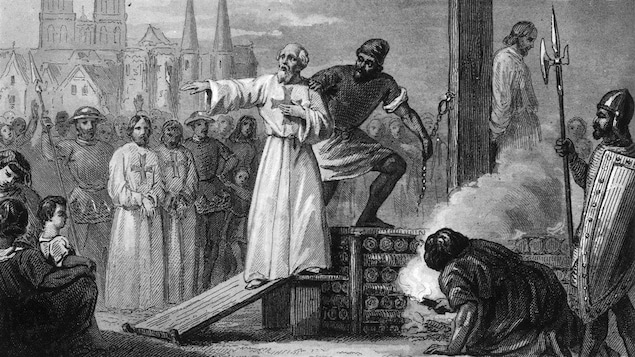 Le grand maître des Templiers Jacques de Molay, à l'origine de la légende des rois maudits, est conduit au bucher pour hérésie en 1314.