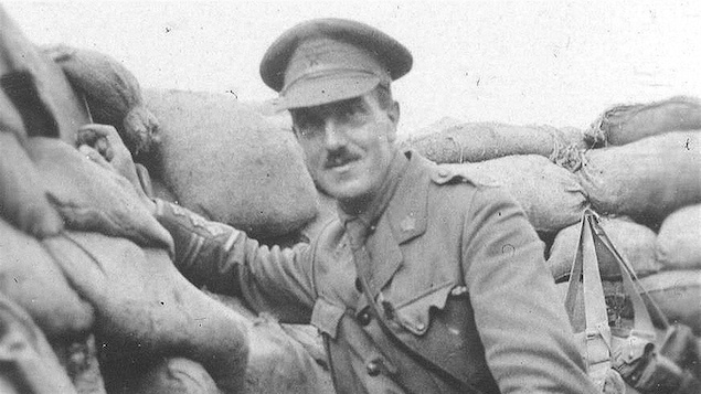 Un officier canadien dans une tranchée (date et lieu indéterminés)