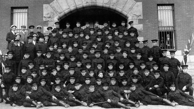 Le 54e Régiment devant le manège militaire de Sherbrooke, 1914