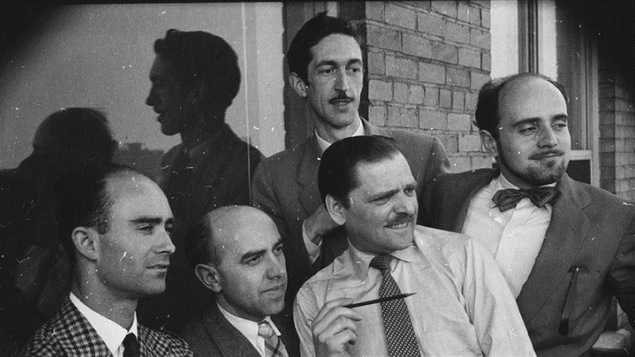 Le caricaturiste Robert LaPalme, à droite, et des collègues, en 1955