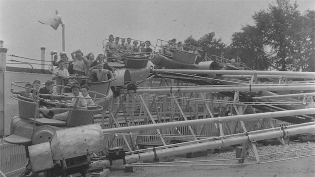 Des enfants dans un manège au parc Belmont, le 22 juillet 1941