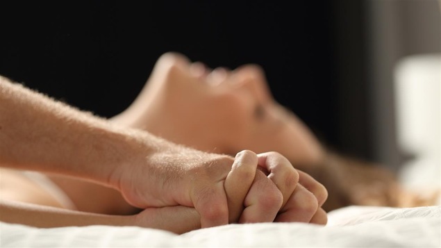 Un couple qui a mangé plusieurs aliments aphrodisiaques.