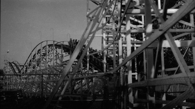 Une partie du manège Le cyclone au parc Belmont, le 30 mai 1937