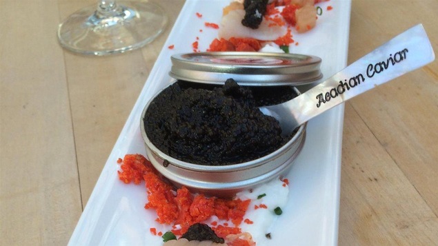Un plat de caviar acadien servi au restaurant Déjà BU!, du chef et sommelier Robert Noël à Caraquet