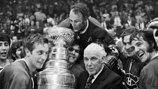 Jean Béliveau (à gauche) et Henri Richard (en haut) reçoivent des mains du commissaire Clarence Campbell la coupe Stanley, le 18 mai 1971.