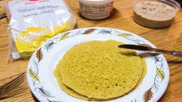 La ploye cuisinée par Don Grondin, accompagnée de creton et de cassonade