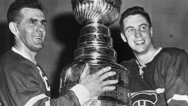 Maurice Richard et Jean Béliveau posent avec la Coupe Stanley, après avoir battu les Bruins de Boston, le 20 avril 1958.