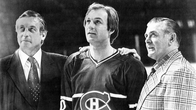 Jean Béliveau, Guy Lafleur et Maurice Richard lors d'une cérémonie au Forum de Montréal, le 12 avril 1979