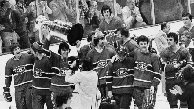 Serge Savard soulève la deuxième de quatre coupes Stanley consécutives remportées par le Canadien, le 14 mai 1977.
