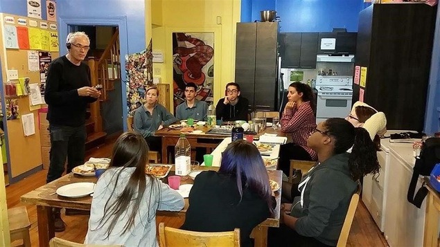 Michel Labrecque en grande discussion avec des jeunes de l’École Père-Marquette